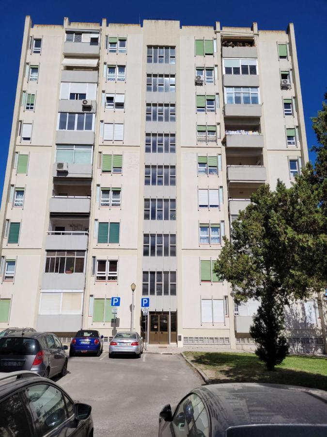 Cozy Room Near Metro & Airport Lisbon Exterior photo