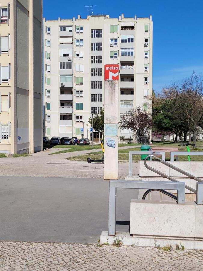 Cozy Room Near Metro & Airport Lisbon Exterior photo